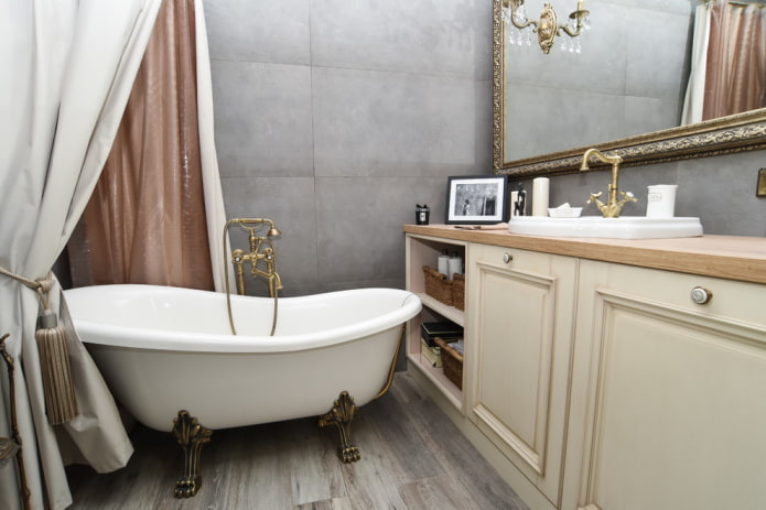 Klassisches Badezimmer-Interieur