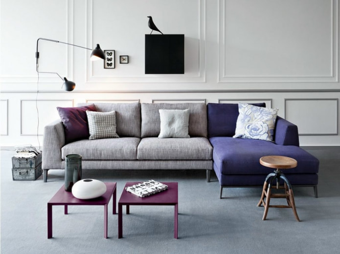 Modulares Sofa mit blauen Einsätzen