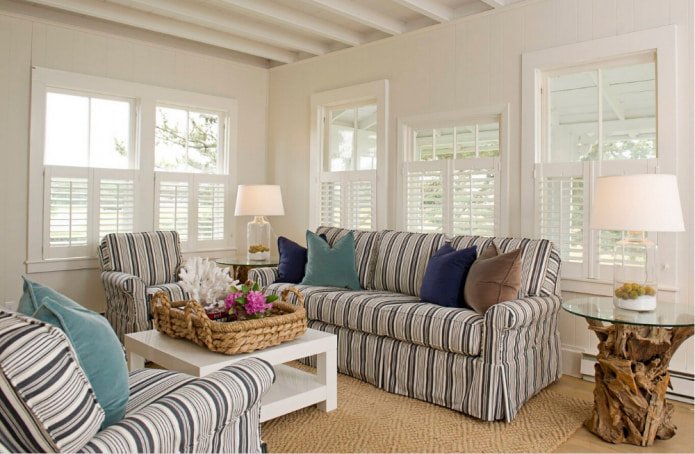 gestreiftes Sofa