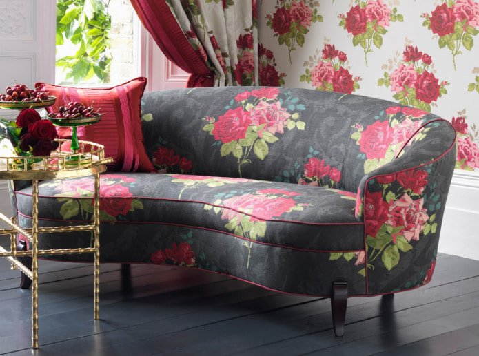 Rosenmuster auf dem Sofa
