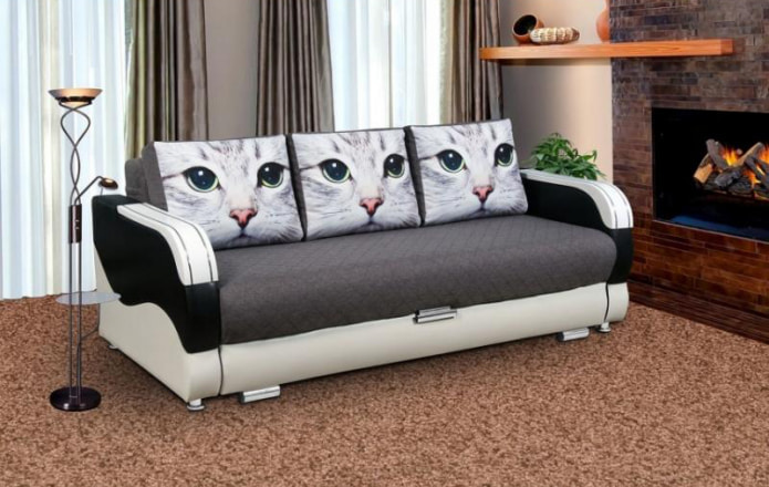Sofa mit einem Fotodruck einer Katze