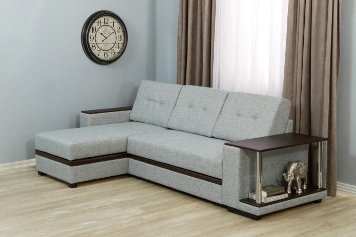 Sofa mit Tisch auf Armlehne