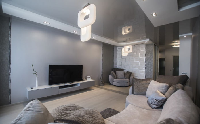 graue Spanndecke im Wohnzimmer