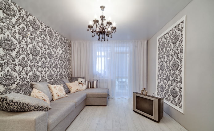 graue Spanndecke im Wohnzimmer