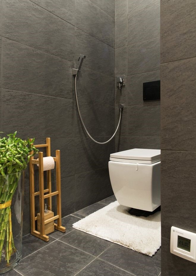 Toiletteneinrichtung in Grautönen