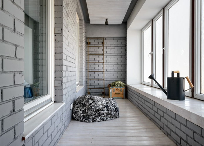 Balkon-Interieur in Grautönen