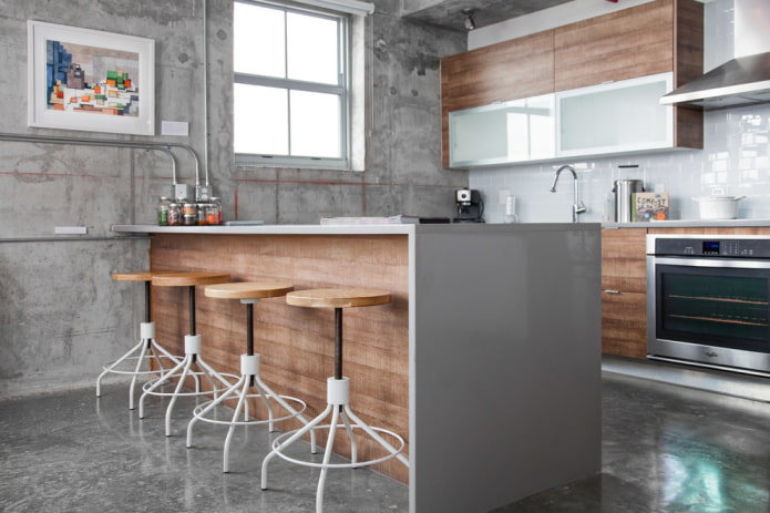 graues Interieur im Loft-Stil