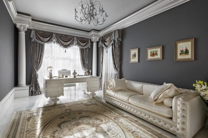 Graues Interieur im klassischen Stil