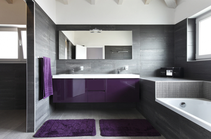 Innenarchitektur in Grau-Violett-Tönen