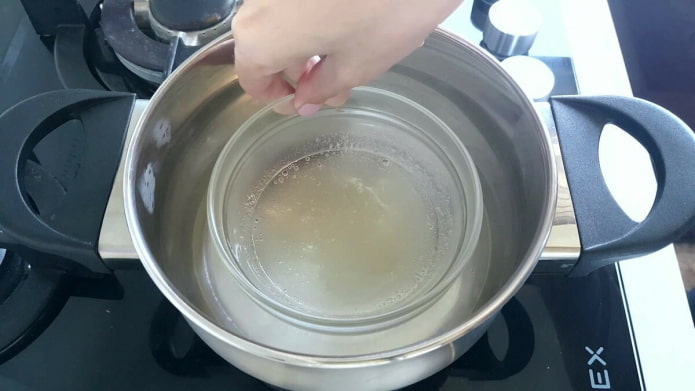 Gelatine im Wasserbad