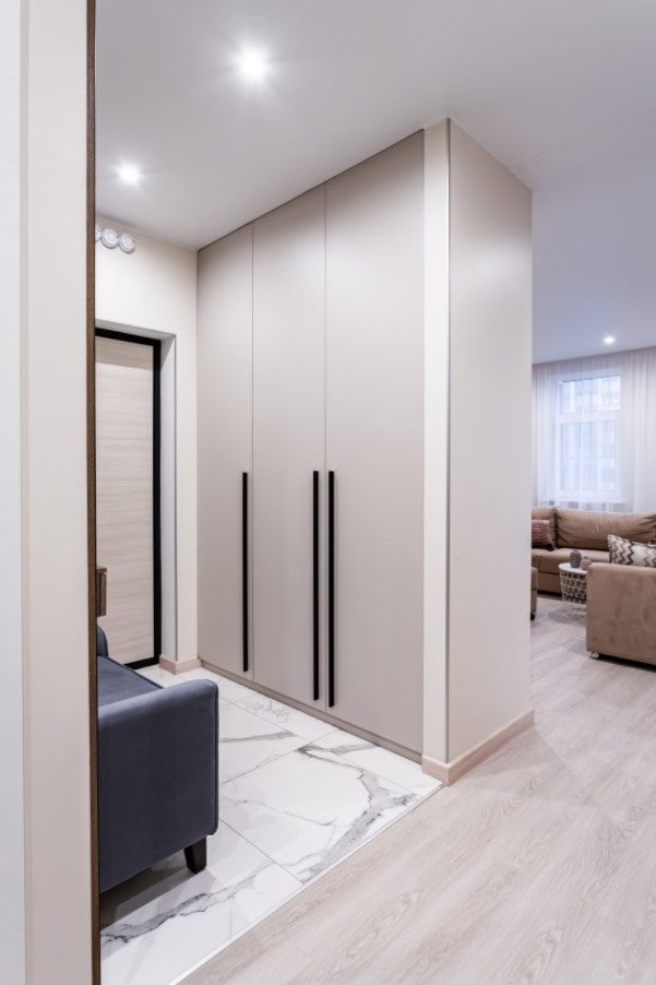 Schiebetürenschrank in einem Studio