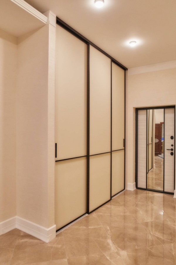 Dreitüriger Kleiderschrank