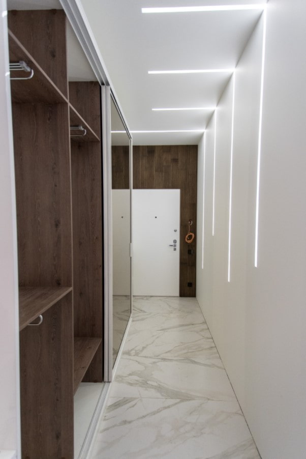 Ganzwandiger Kleiderschrank im Flur