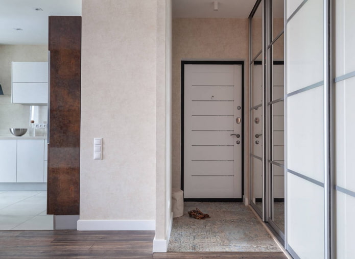 Kleiderschrank in einem Studio-Apartment