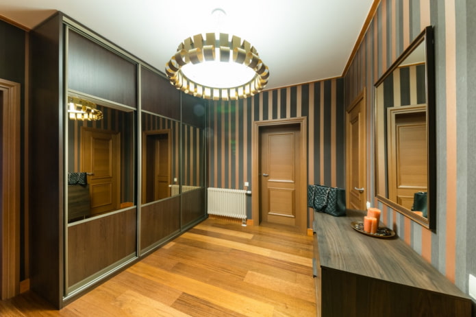 dunkler Kleiderschrank
