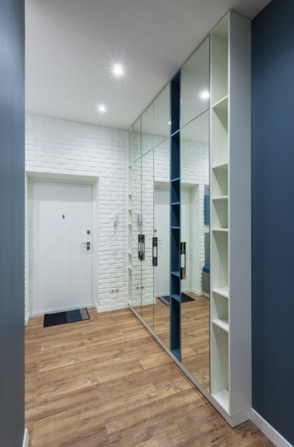 Spiegelschrank entlang der gesamten Wand
