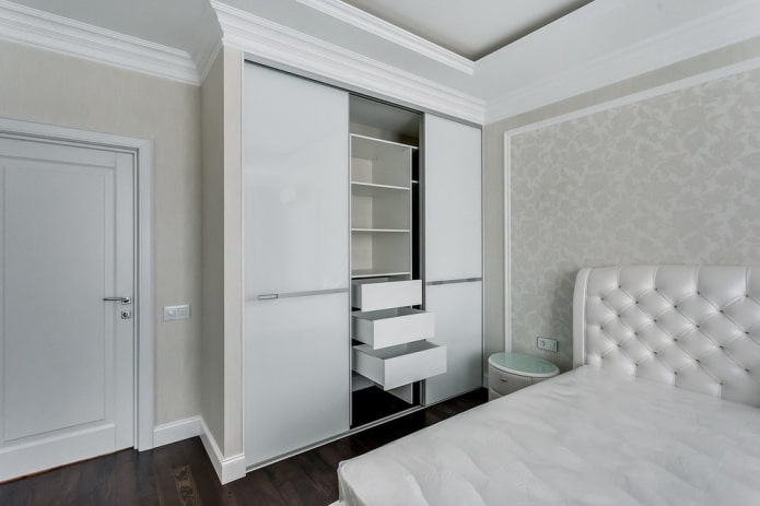 Kleiderschrank im Schlafzimmer