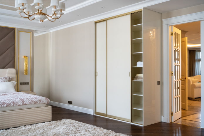 Kleiderschrank im Schlafzimmer