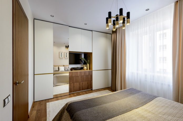 Kleiderschrank mit Fernseher im Schlafzimmer