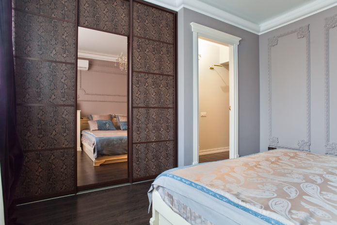 Schiebetürenschrank mit Lederfassadenverkleidung im Schlafzimmer
