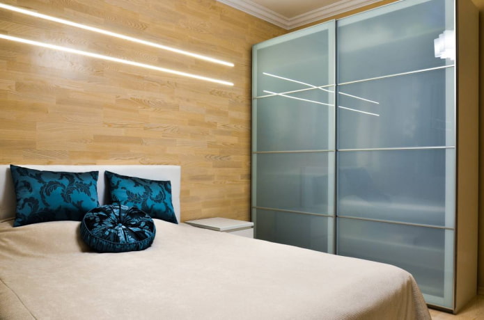 Kleiderschrank im Schlafzimmer