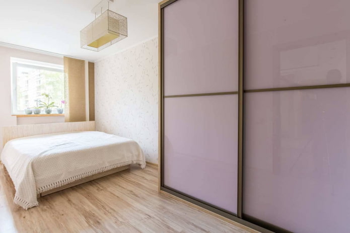 Fliederfarbener Kleiderschrank im Schlafzimmer