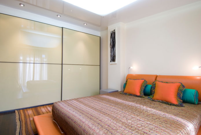 Schiebeschrank mit glänzender Fassade im Schlafzimmer