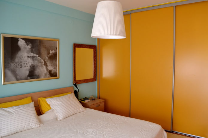 orangefarbener Kleiderschrank im Schlafzimmerinterieur