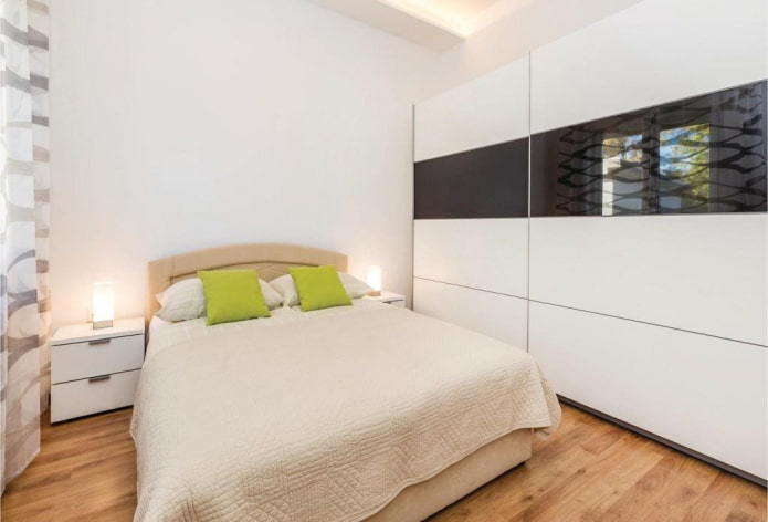 schwarz-weißer Kleiderschrank im Schlafzimmerinterieur