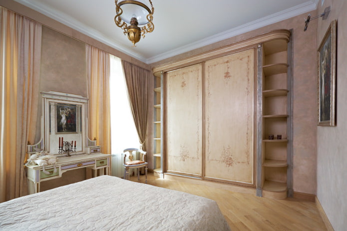 Kleiderschrank im Schlafzimmerinterieur im klassischen Stil