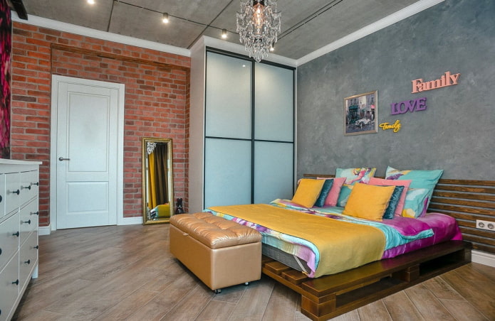 Kleiderschrank im Schlafzimmer-Interieur im Loft-Stil