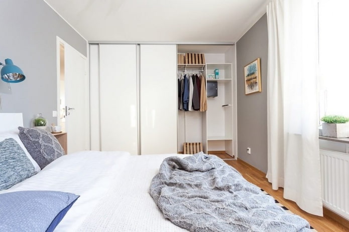 Kleiderschrank im Inneren eines Schlafzimmers im skandinavischen Stil