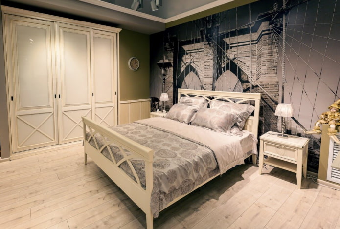 Kleiderschrank im Schlafzimmerinterieur im Provence-Stil