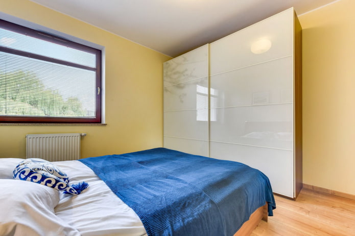 Kleiderschrank im Schlafzimmer