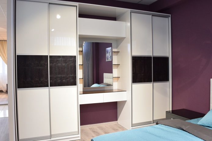 Kleiderschrank mit Frisiertisch im Schlafzimmer