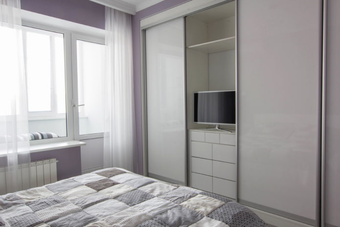 Kleiderschrank mit Fernseher im Schlafzimmer