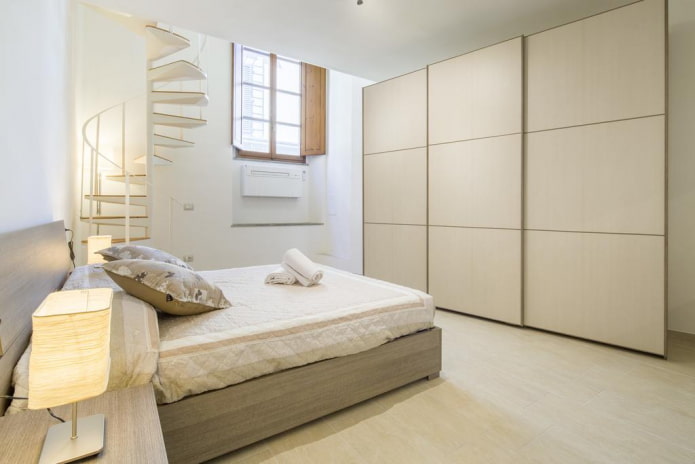 Kleiderschrank im Schlafzimmer