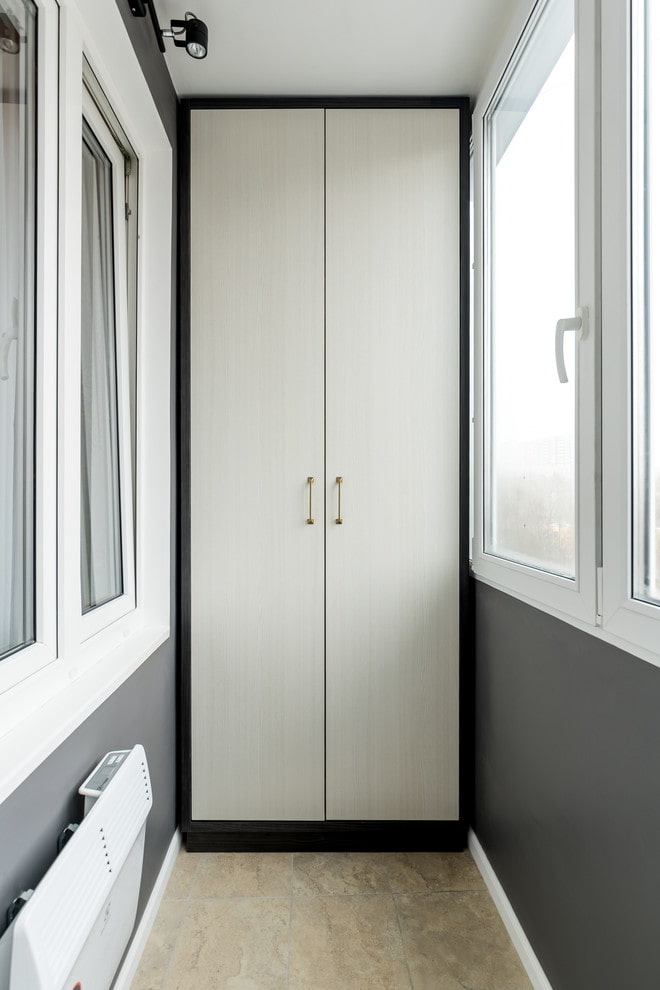 Weißer Schrank mit Türen
