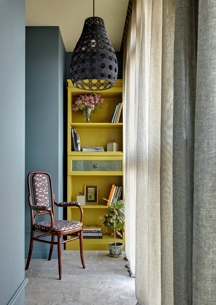 Gelber Kleiderschrank
