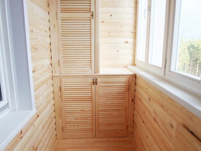 holzfarbener Schrank