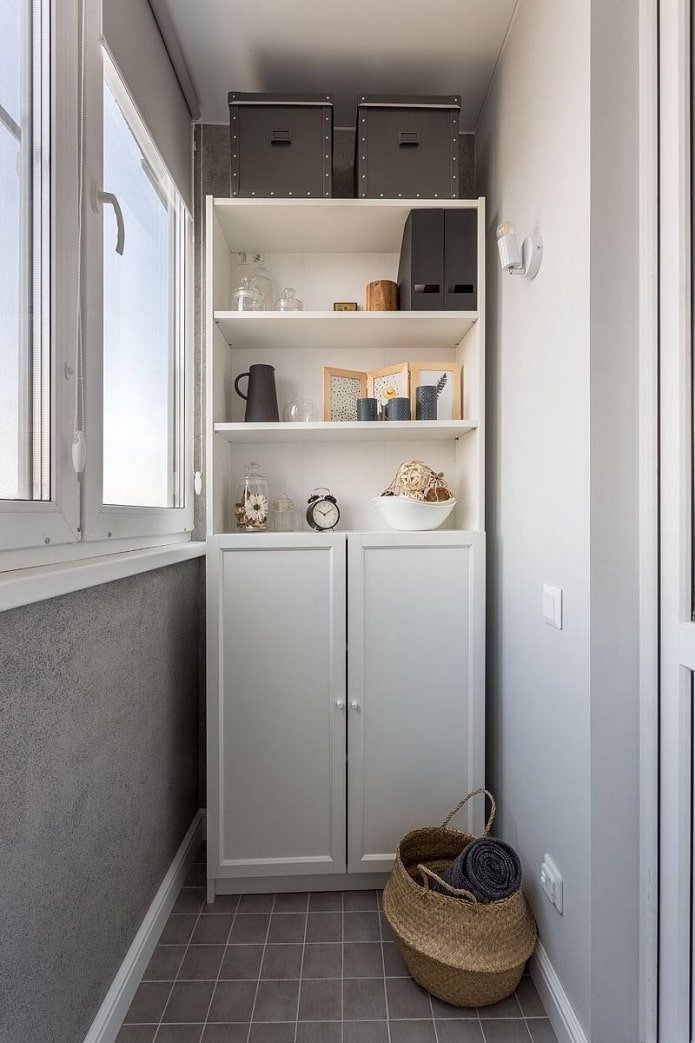 Kleiderschrank mit offenen Regalen