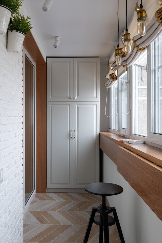 Weißer Kleiderschrank