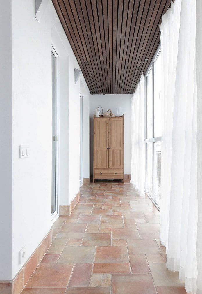 Holzkleiderschrank