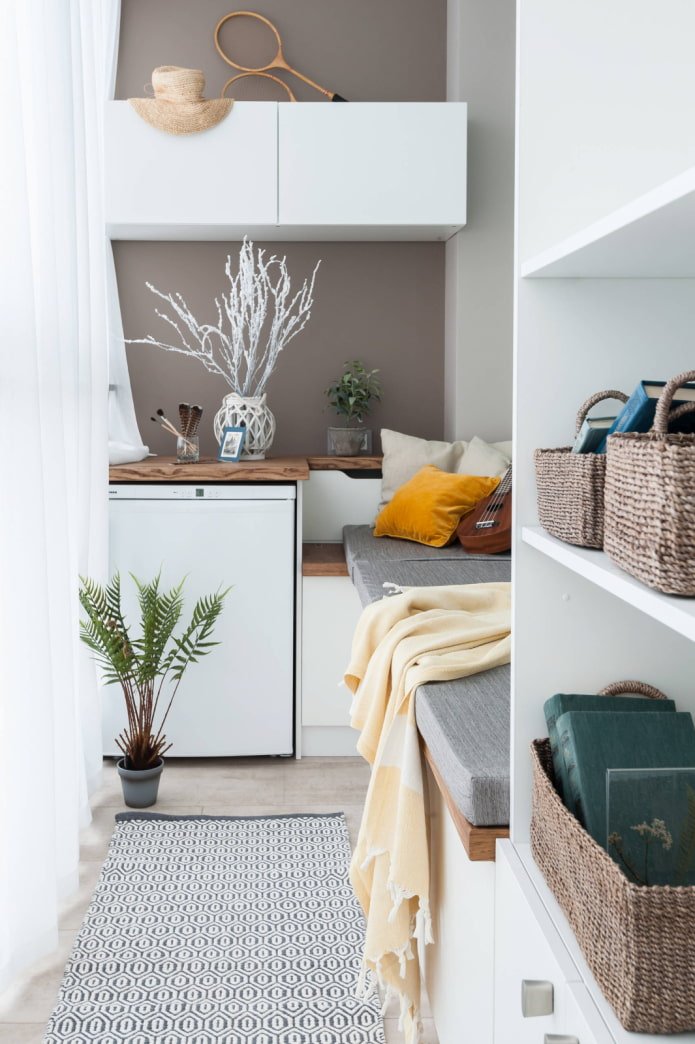 Mini-Zimmer auf dem Balkon mit Schränken