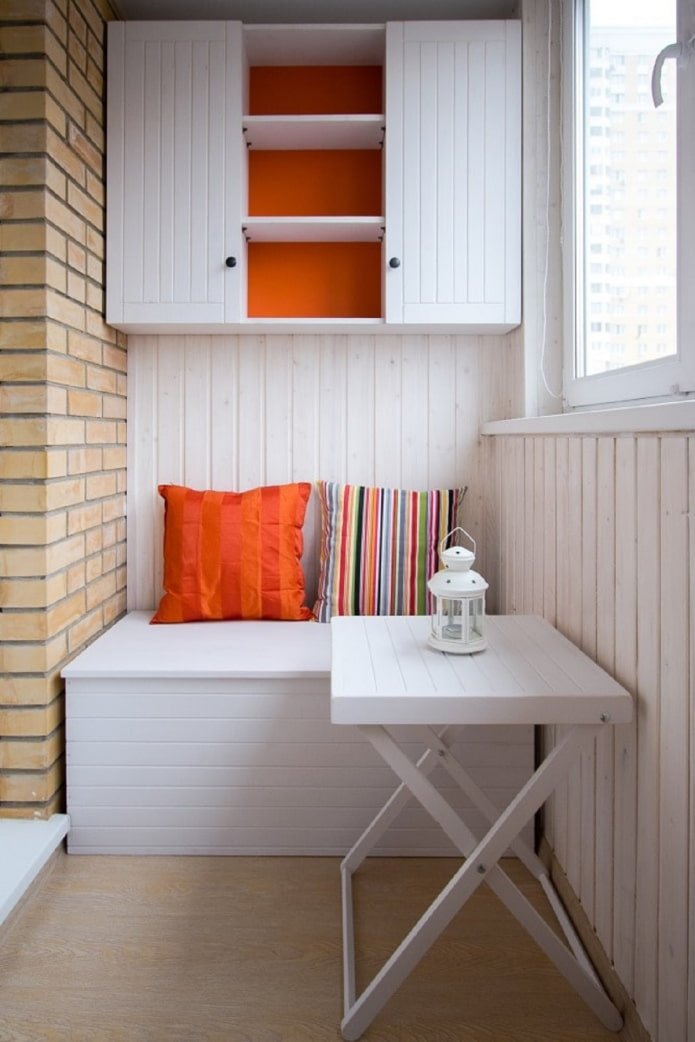 Wandschrank und Sitzgelegenheit