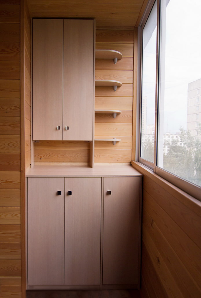 Kleiderschrank mit Außenregalen