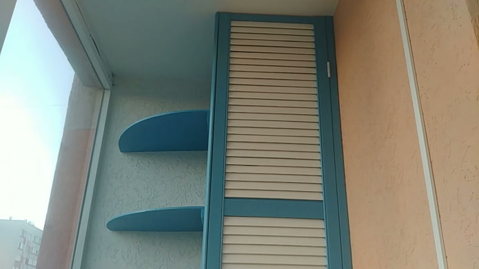 Kleiderschrank mit Lamellentüren