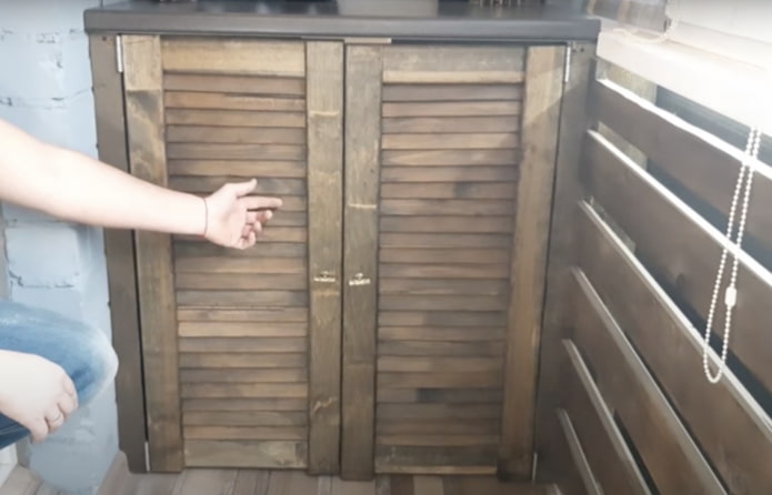 Schrank im rustikalen Stil