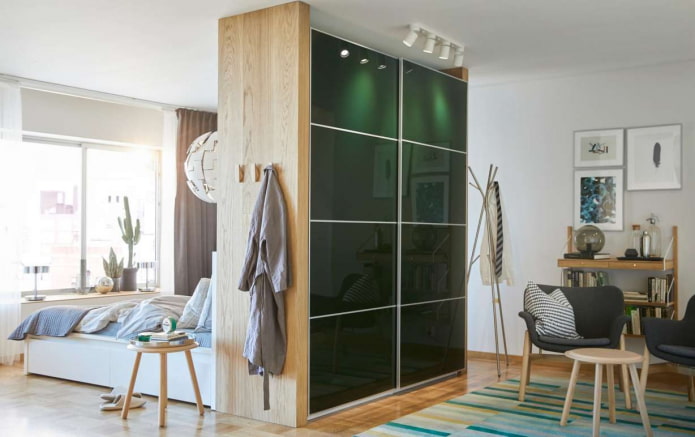 Kleiderschrank als Raumteiler im Innenraum