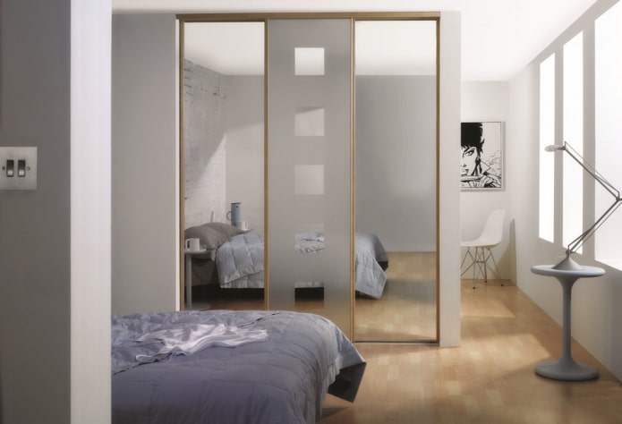 Kleiderschrank als Raumteiler im Innenraum
